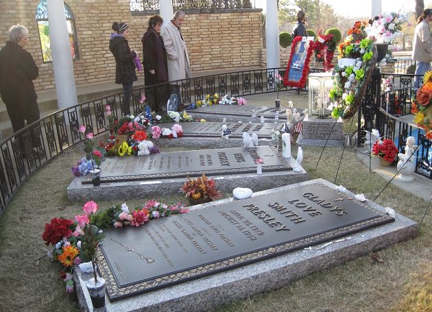 Elvis Devotees No Longer Need To Pay For Graceland Candlelight Vigil