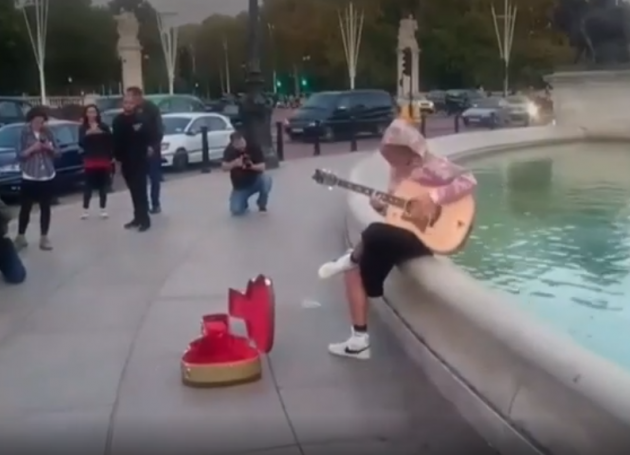 Justin Bieber Busks At Buckingham Palace