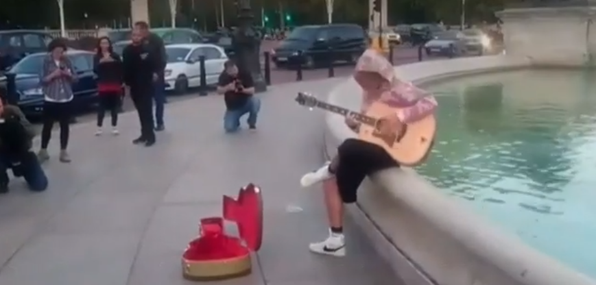 Justin Bieber Busks At Buckingham Palace