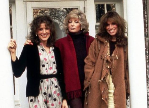 Carly Simon Loses Both Sisters A Day Apart to Cancer - Composer Lucy Simon (82) & Opera Singer Joanna Simon (85)