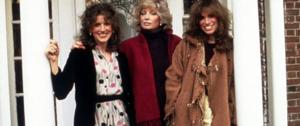 Carly Simon Loses Both Sisters A Day Apart to Cancer - Composer Lucy Simon (82) & Opera Singer Joanna Simon (85)