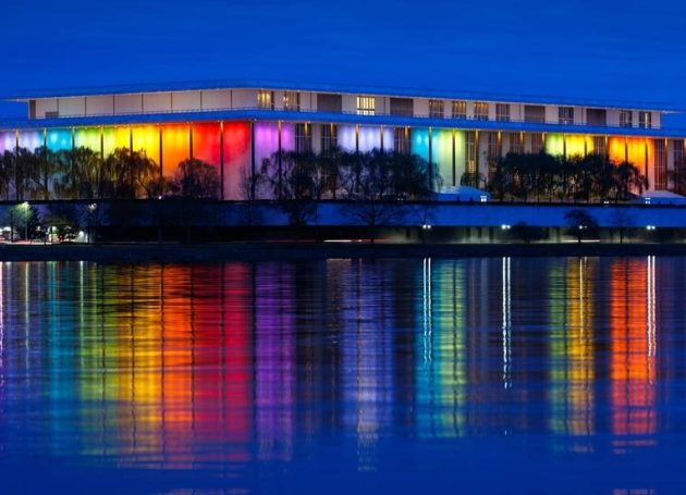 Queen Latifah, Barry Gibb, Billy Crystal, Dionne Warwick & Renée Fleming Receive 2023 Kennedy Center Honors